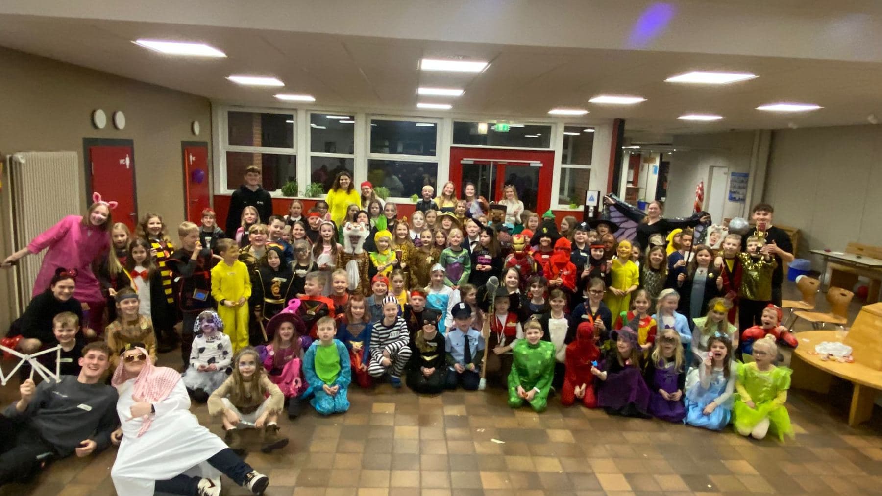 Große Gruppe von Kindern und Gruppenleitungen beim Kinderkarneval