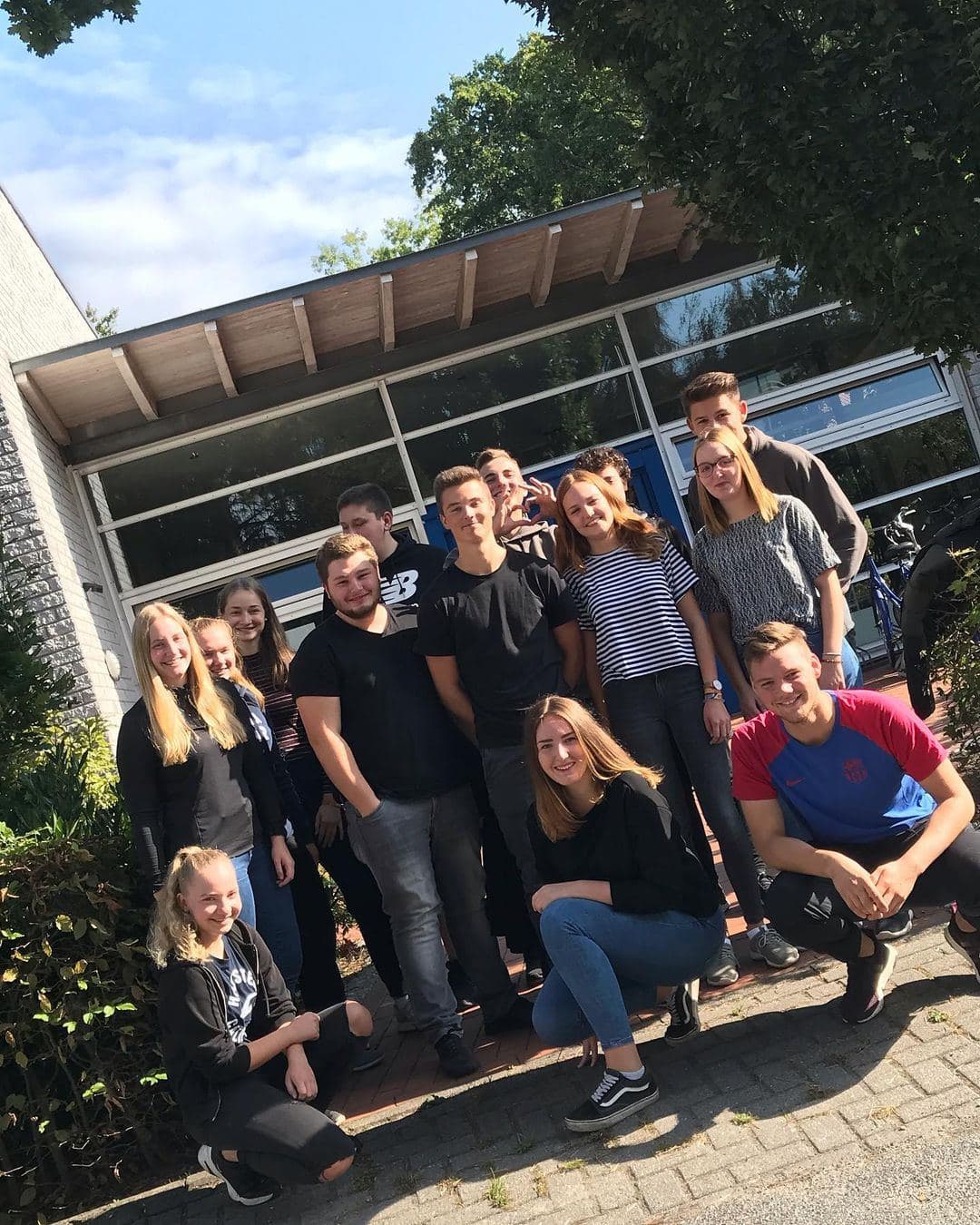 Gruppenfoto der Gruppenleitungen auf einer Treppe